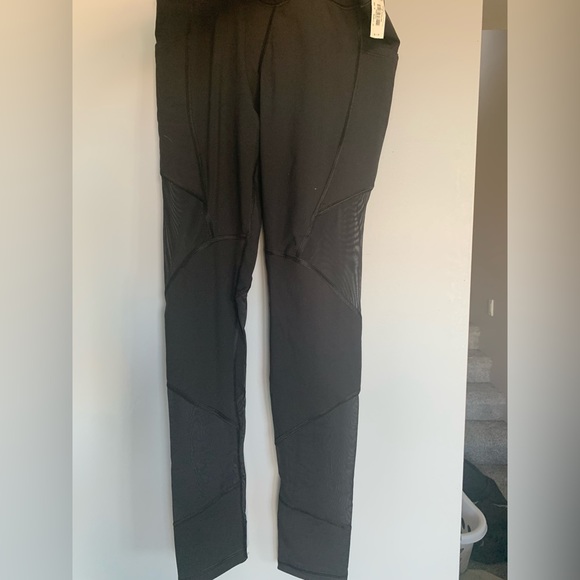 NWT Victoria’s Secret knockout leggings in size small. Color is black - Picture 3 of 5